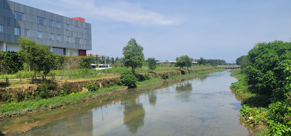 Trường đại học Việt - Đức được quan tâm dành quỹ đất lớn nên đủ rộng để vừa xây dựng các công trình phục vụ nghiên cứu, giảng dạy, vừa có các mảng xanh mát ngay trong khuôn viên nhà trường