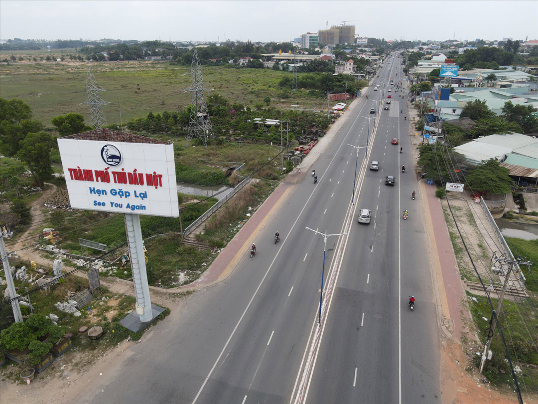 Tỉnh Bình Dương đang khẩn trương thực hiện nâng cấp mở rộng đường quốc lộ 13 để kết nối tốt hơn với TP.HCM.